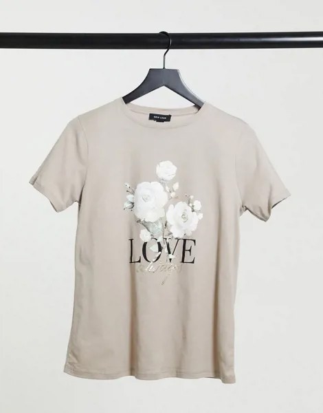 Светло-коричневая футболка с цветочным принтом и надписью 