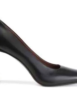 Лаконичные туфли премиальной линии ALLA PUGACHOVA – изящное решение для тех, кто отдает предпочтение устойчивому каблуку. Модель выполнена из мягкой кожи черного цвета, которая облегает стопу, делая пару максимально комфортной. Трендовый мыс-каре дополняет изделие.
