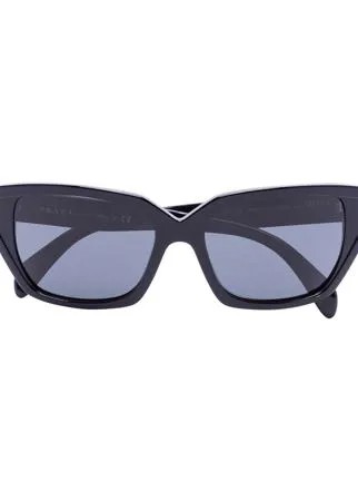 Prada Eyewear солнцезащитные очки в оправе 'кошачий глаз' с затемненными линзами