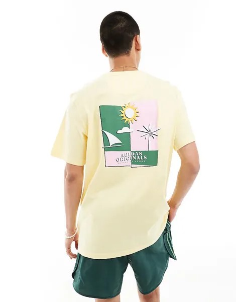 Желтая футболка adidas Originals – с пляжным принтом на спине