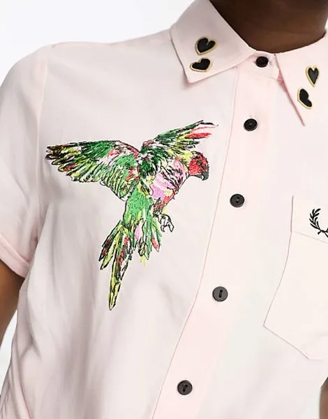 Розовая рубашка с вышивкой и завязкой спереди Fred Perry x Amy Winehouse