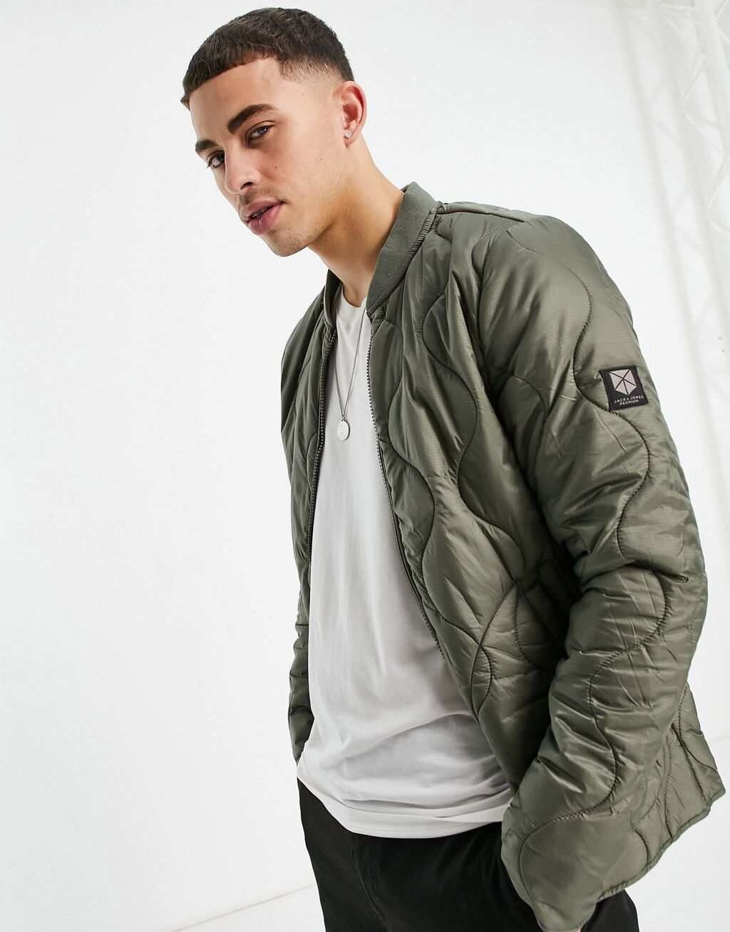 Блестящий стеганый бомбер цвета хаки Jack & Jones Premium