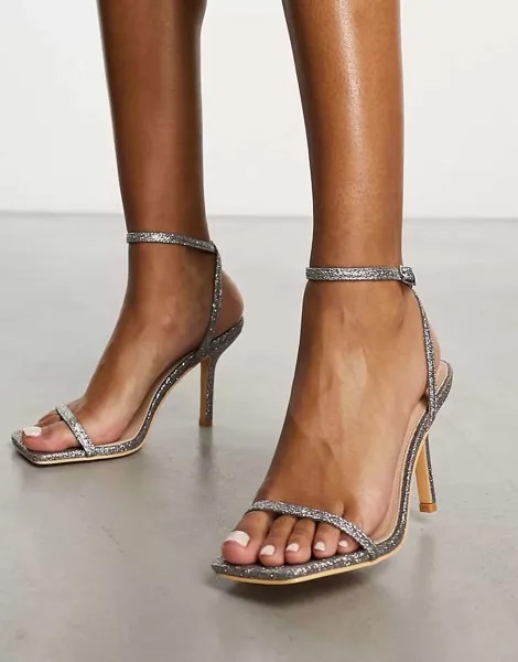Гламурные босоножки широкого кроя на едва заметном каблуке с серебряными блестками Glamorous Wide Fit