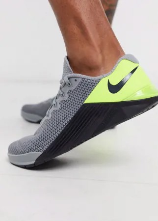 Серые кроссовки с зелеными вставками Nike Metcon 5-Серый