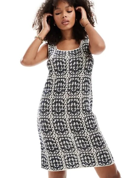 Короткое темно-сине-белое платье Vero Moda, связанное крючком