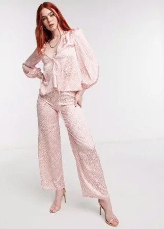 Атласные брюки с широкими штанинами и однотонным плиточным принтом от комплекта Never Fully Dressed-Розовый цвет