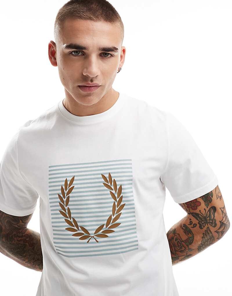 Белая полосатая футболка с принтом лаврового венка Fred Perry