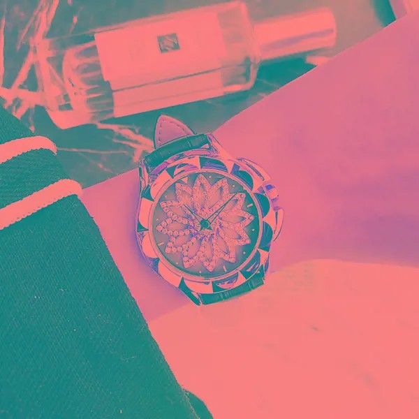 Часы женские кварцевые в Корейском стиле, стильные модные наручные, с бриллиантовым камнем, с цветочным узором, для бега