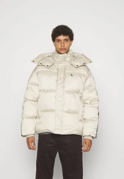 Пальто Calvin Klein Jeans TAPE PUFFER LOGO, цвет plaza taupe