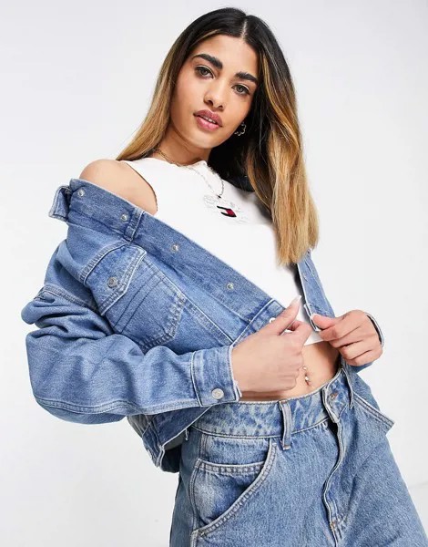 Синяя выбеленная джинсовая укороченная куртка с принтом флага на спине Tommy Jeans-Голубой