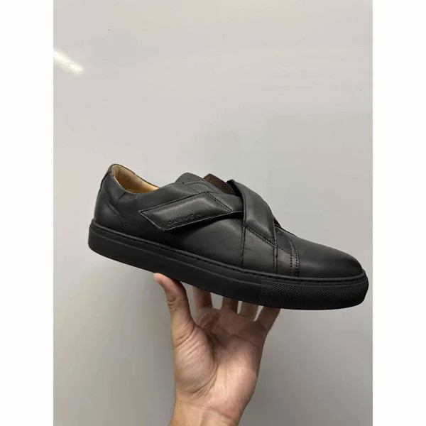 Черные мужские кроссовки Carven с перекрещивающимися ремешками, 43 евро, 10 долларов США.