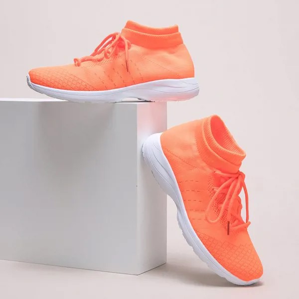 Неоновые оранжевые трикотажны кроссовки на шнурках