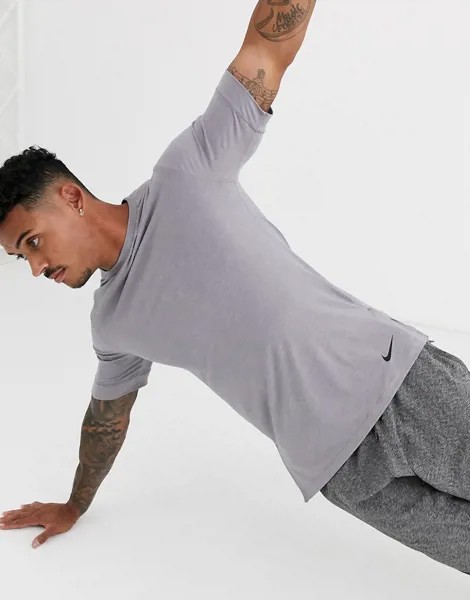 Серая футболка Nike Yoga-Серый