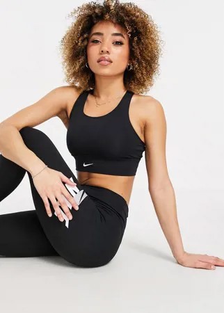 Удлиненный спортивный бюстгальтер черного цвета со средним уровнем поддержки и логотипом-галочкой Nike Training-Черный цвет