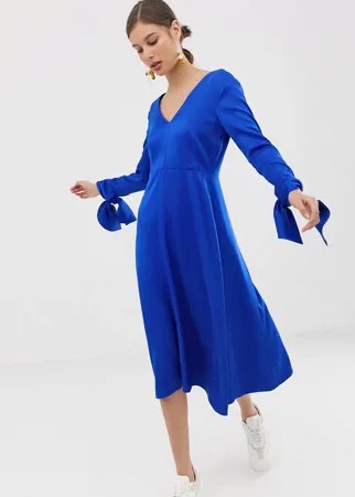 Платье с глубоким V-образным вырезом и манжетами на завязках ASOS WHITE-Синий
