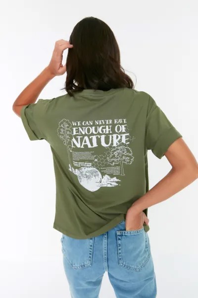 Свободная трикотажная футболка цвета хаки из 100% органического хлопка с принтом на спине Trendyol