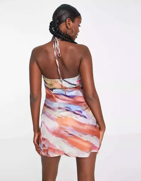 Эксклюзивное атласное мини-платье-комбинация In The Style x Yasmin Devonport с глубоким вырезом спереди и абстрактным принтом
