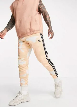 Кремовые джоггеры с камуфляжным принтом adidas Originals-Белый