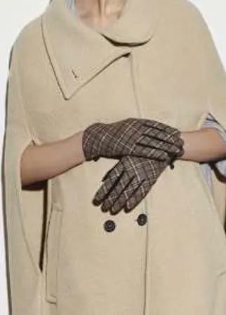 Демисезонные перчатки из натуральной кожи с шерстяной вставкой. Внутри комбинированная подкладка из шерсти и текстиля. В качестве декоративного элемента используется эффект жатки на манжете.
