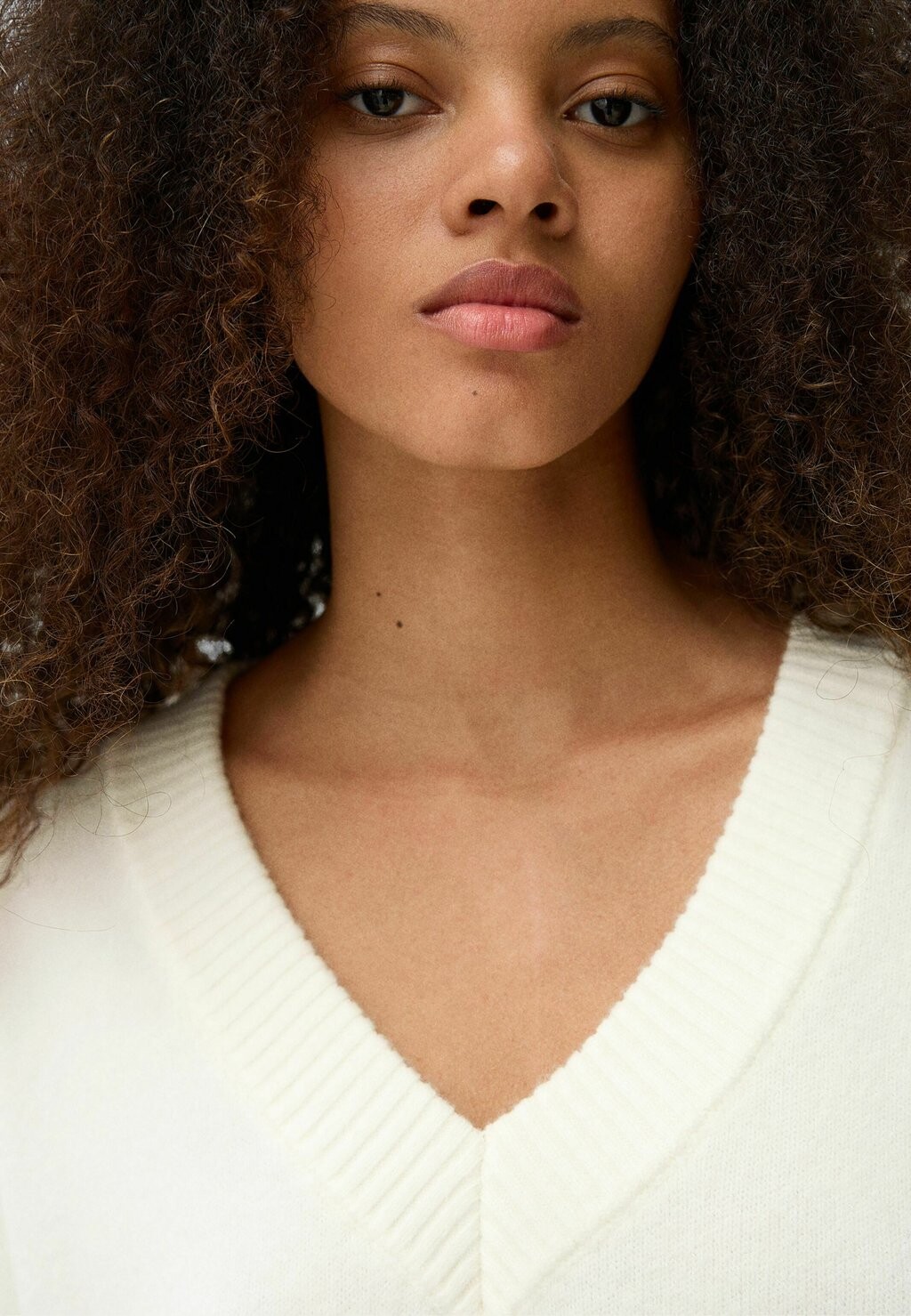 Джемпер V-NECK Bershka, кремовый