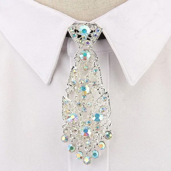 Маленький галстук с цветными бриллиантами и металлом на белом