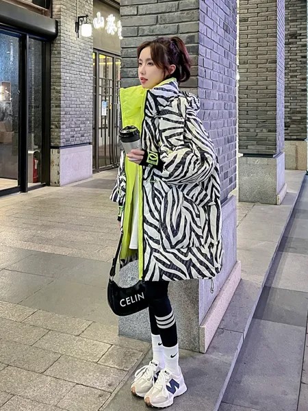 Женская куртка-пуховик с рисунком зебры, новинка зимы 2023, Европейская мода, свободная куртка с 90% белым утиным пухом