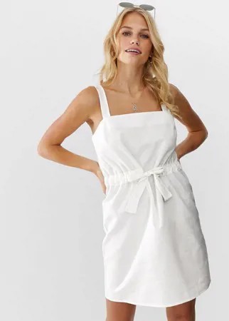 Сарафан мини с квадратным вырезом и затягивающимся шнурком на талии ASOS DESIGN-Белый