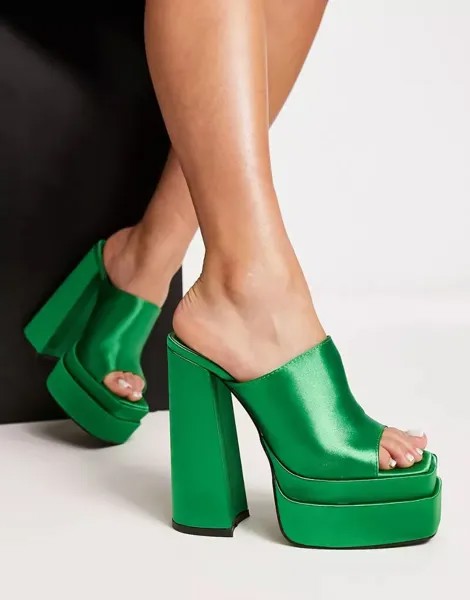Public Desire – очень высокие туфли-мюли из зеленого атласа и подошвой на платформе
