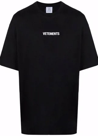 VETEMENTS футболка с приспущенными плечами и логотипом