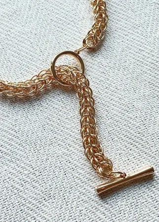 Золотистое массивное ожерелье с T-образной застежкой Monki Erin-Золотистый