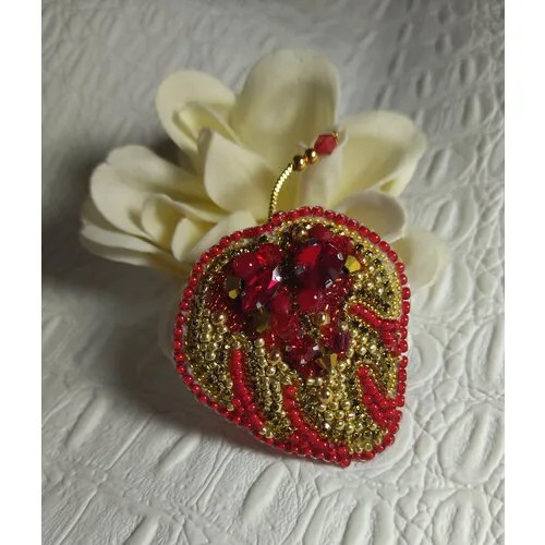 Брошь, бижутерный сплав, кристаллы Swarovski, бисер, кристалл, стекло, жемчуг Swarovski синтетический, стразы, красный, золотой