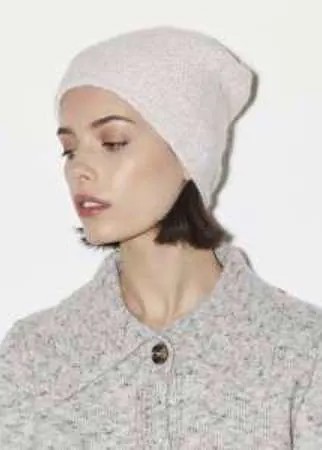 Вязаная шапка-бини бежевого цвета из шерсти. Модель с теплой подкладкой из шерсти и текстиля.