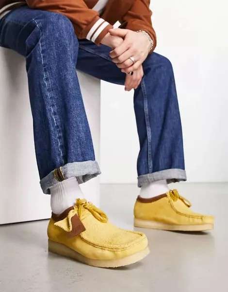 Желтые замшевые туфли Wallabee Clarks Originals с ворсом
