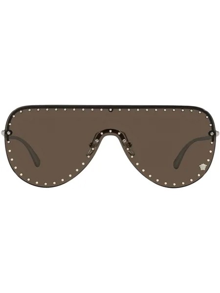Versace Eyewear солнцезащитные очки-маска с заклепками