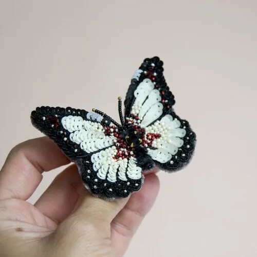 Брошь, бисер, кристаллы Preciosa, черный, бежевый