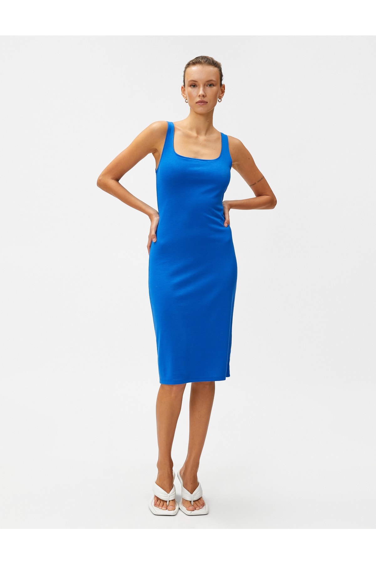 Платье-миди с U-образным вырезом и мини-разрезом на бретельках Koton, синий