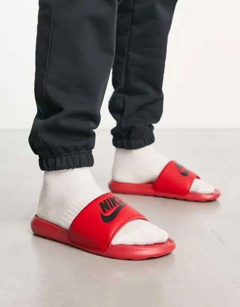 Красные шлепанцы Nike Victori