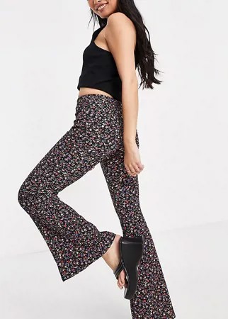 Расклешенные трикотажные брюки с цветочным принтом New Look Petite-Черный цвет
