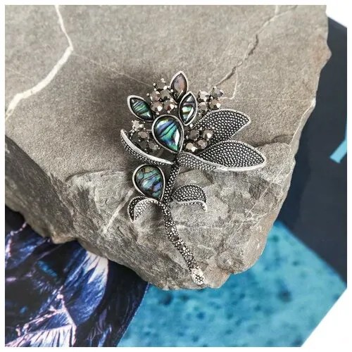 Брошь, бижутерный сплав, эпоксидная смола, стразы, ракушка, зеленый, серебряный