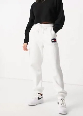 Белые спортивные брюки узкого кроя с логотипом-флагом от комплекта Tommy Jeans-Белый