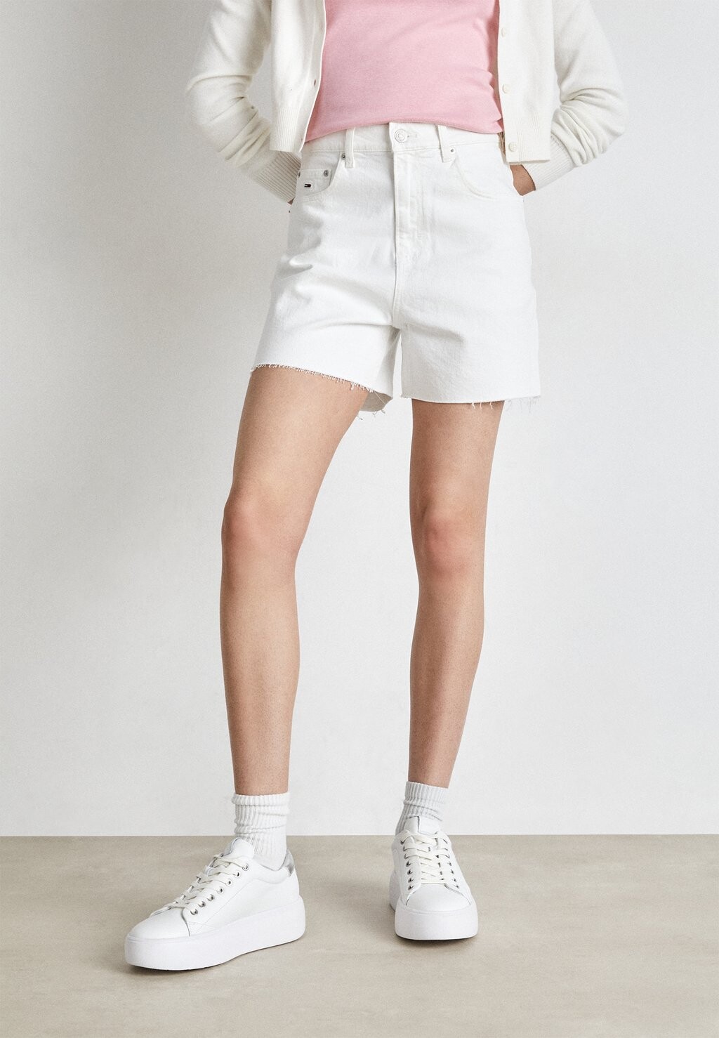 Джинсовые шорты MOM Tommy Jeans, белый