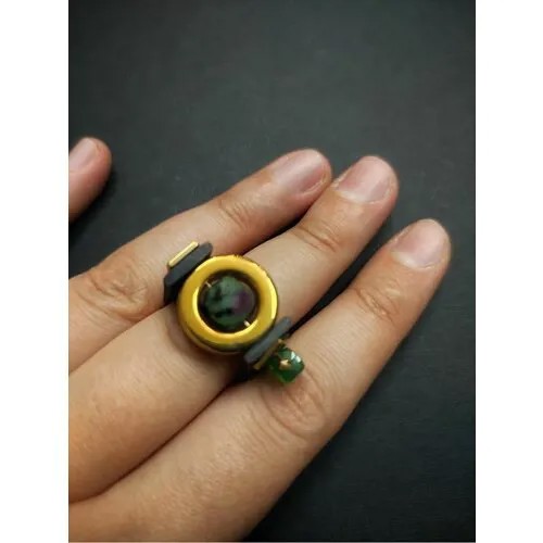 Женское золотое кольцо с камнем цоизит и гематит 19р каучук