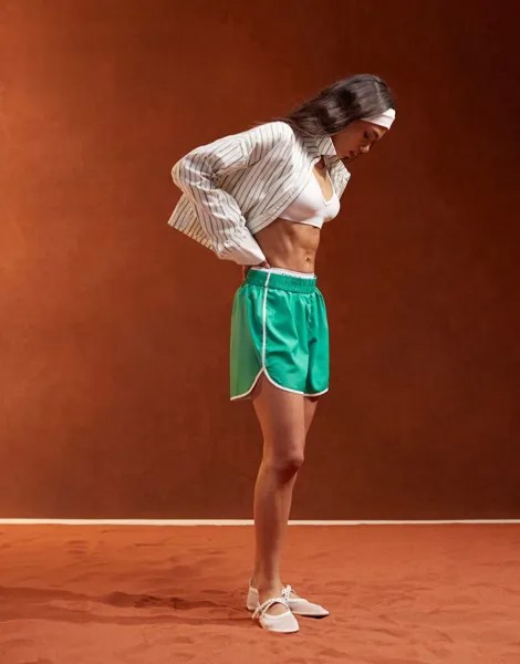 Pieces – Sport Core – зеленые шорты с контрастной белой окантовкой