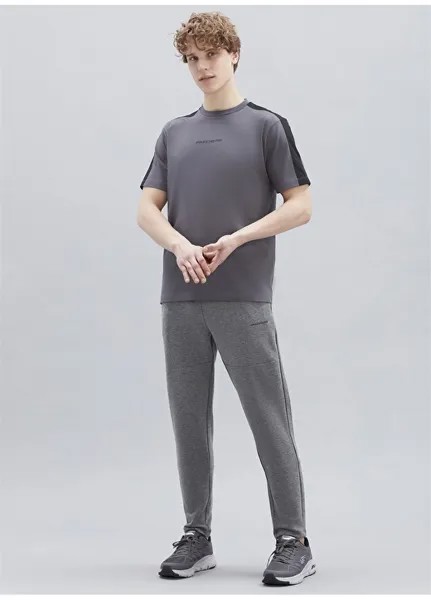 Однотонная мужская футболка с круглым вырезом в полоску с фирменной полоской, нормальный молд, антрацитовый цвет Skechers