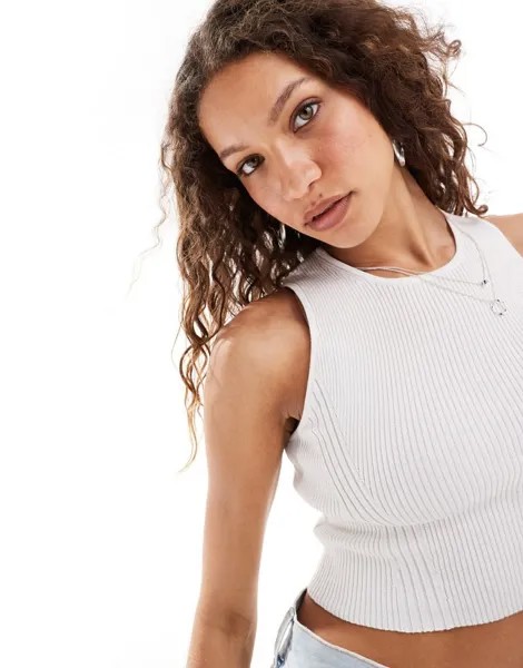 Monki – короткая белая майка в рубчик белого цвета