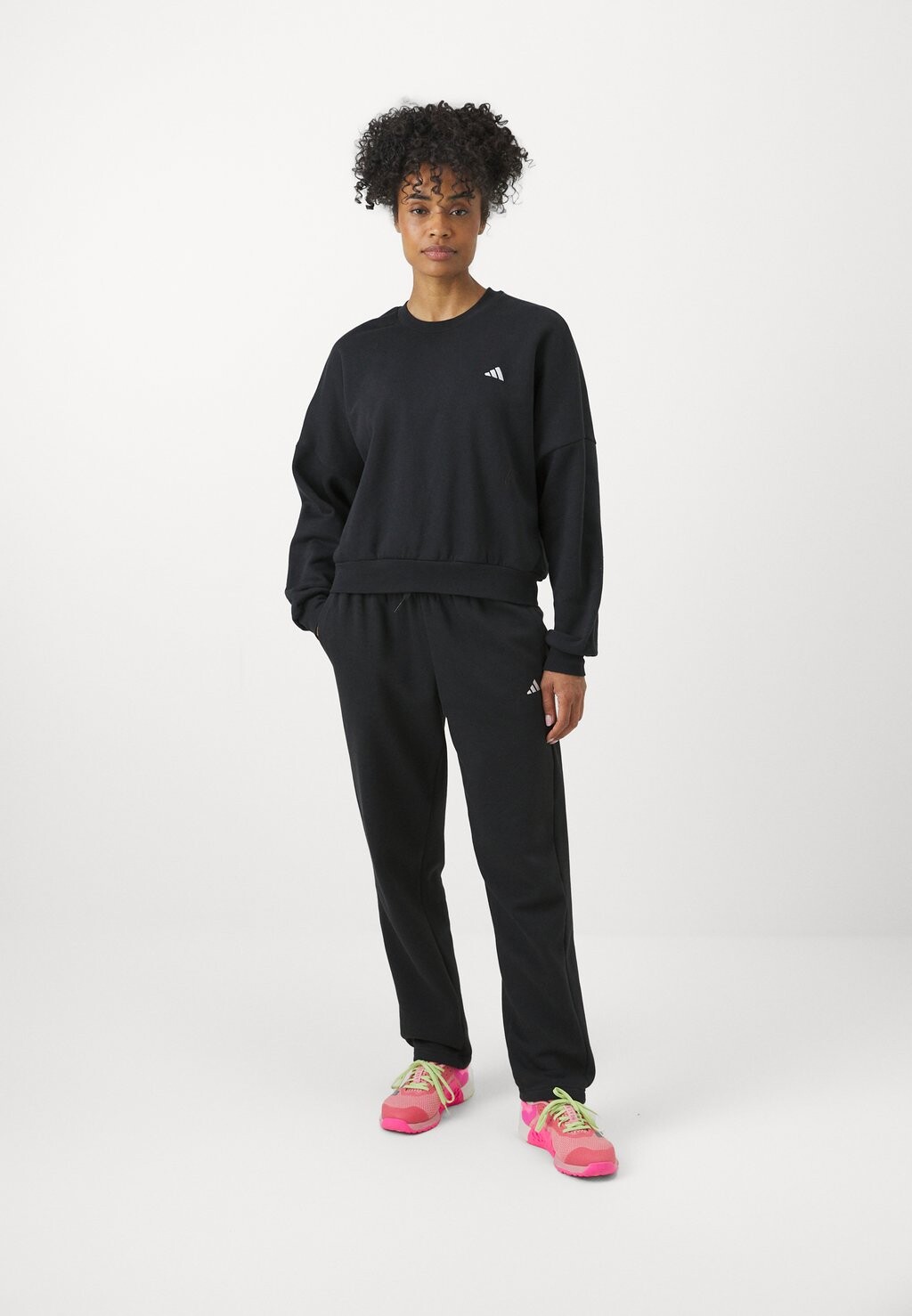 Спортивные штаны ESSENTIALS SMALL LOGO FEEL COZY OPEN HEM PANT adidas, черный