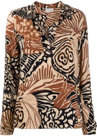 By Malene Birger рубашка с абстрактным принтом и разрезом на воротнике