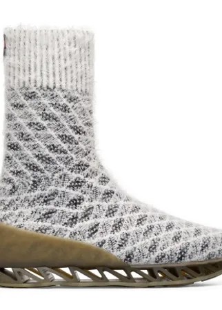 Designer Bernhard Willhelm celebrates the ten-year anniversary of Himalayan by revisiting his original collaboration. Featuring unique zigzag soles crafted from TPU for extra grip, these women's sock boots have uppers inspired by soccer socks and are produced with a special yarn inspired by Japanese textiles. The unique material offers the ideal climate for your feet and is complemented by memory foam OrthoLite® insoles.