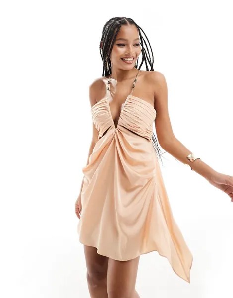 Атласное мини-платье персикового цвета с золотой цепочкой ASOS DESIGN