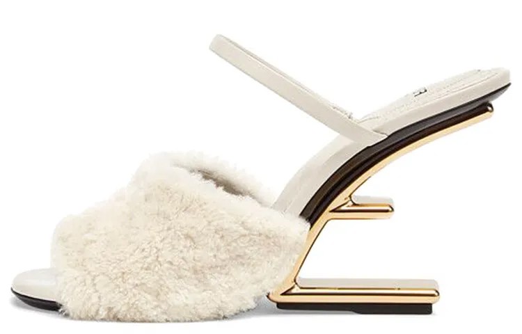 Первые шлепанцы женские белые Fendi